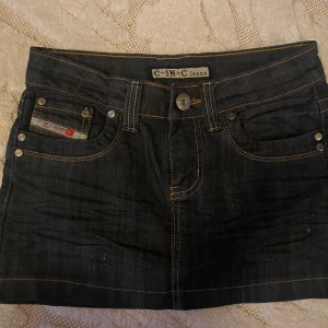 Skit snygg Lågmidjade c-in-c kjol  - JÖTTE fin c-in-c jeans kjol. Väldigt Lågmidjad och kort sitter super fint och älskar den, perfekt till sommaren. säljer pg av att den inte passar längre.🎀❤️ midja 36 cm och längd 28-30