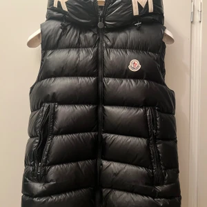 Moncler väst - I bra skick, osäker om den är äkta eller ej därav priset 