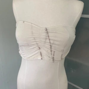 FAV tubtopp vit/beige small  - Fint skick aldrig använd  Xs-small  Köpt på raglady 