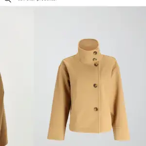 Säljer en helt oanvänd jacka från Gina Tricot med prislappen kvar, slutsåld på hemsidan. Köpt för 599kr, säljer för 300 kr plus frakt 🫶🏼 