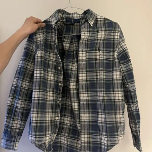 Ralph Lauren skjorta - Säljer en oanvänd Ralph lauren skjorta i storlek 152. Nypris 1299kr och säljs för 200kr