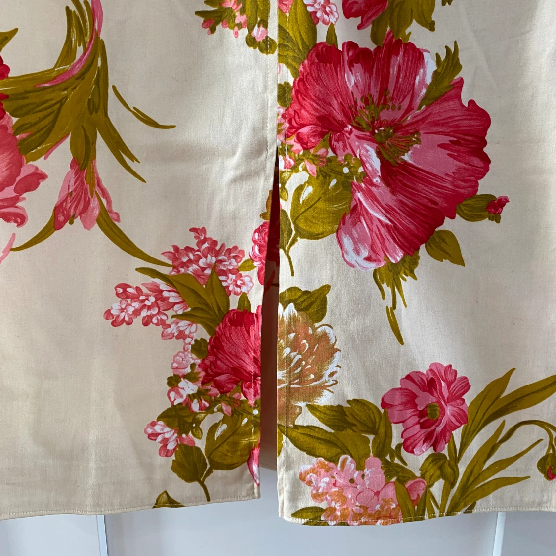 Ljusgul blommig klänning i strl 42 fr Joseph Ribkoff - 90