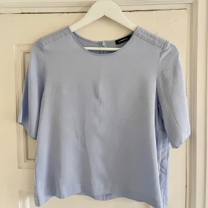 Topp från J. Lindeberg  - MATERIAL: Se bild STORLEK: 36 SKICK:  Utan anmärkning  PRIS: 300kr inkl frakt 