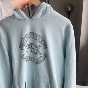 Baby blue Hoodie - Säljer en Hoodie från PEX köpt för 1000kr fint skick inte ändvänd mer än 5 gånger storlek L men passar M ganska liten i storlek  Trycket är av rhinestone
