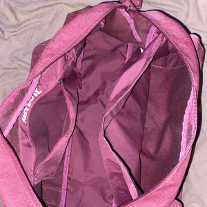 Nike väska - Sport väska från Nike. Några år gammal men väldigt fräsch och inte använda på några år.