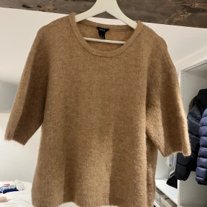 Stickad t-shirt - Trendig stickad t-shirt från Lindex  100kr