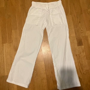 Lågmidjade linnebyxor - Skitsnygga alobhaliknande lågmidjade vita linnebyxor perfekt nu till sommaren😍De är i mycket bra skick. Säljer dem då de är lite stora för mig💘De är i storlek 170. 