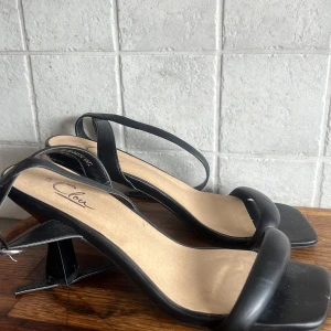 Klackskor  - Svarta klackskor, endast använda ett par gånger