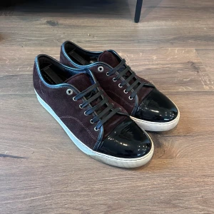 Lanvin Cap Toe Sneakers - Lanvins i bra skick, 8/10 Allmänt bra skick. Storlek UK10 passar 44/45, nypris 4500 mitt pris 2000kr! Bara att skriva vid frågor eller funderingar, över 60 refs finns! :)