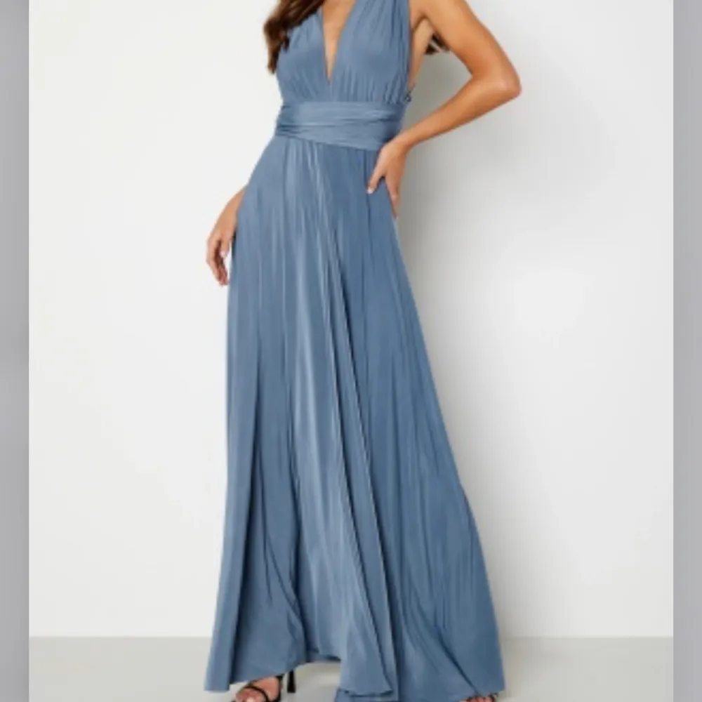 Säljer denna blå långklänning från bubbelroom! Använd en gång, Multi Tie Maxi Dress Färg: Ljusblå Artnr: 590550-0034 Storlek: S (UK10).   Köptes för 1299.  Går att knyta på msssa olika sätt. Superfin!. Klänningar.