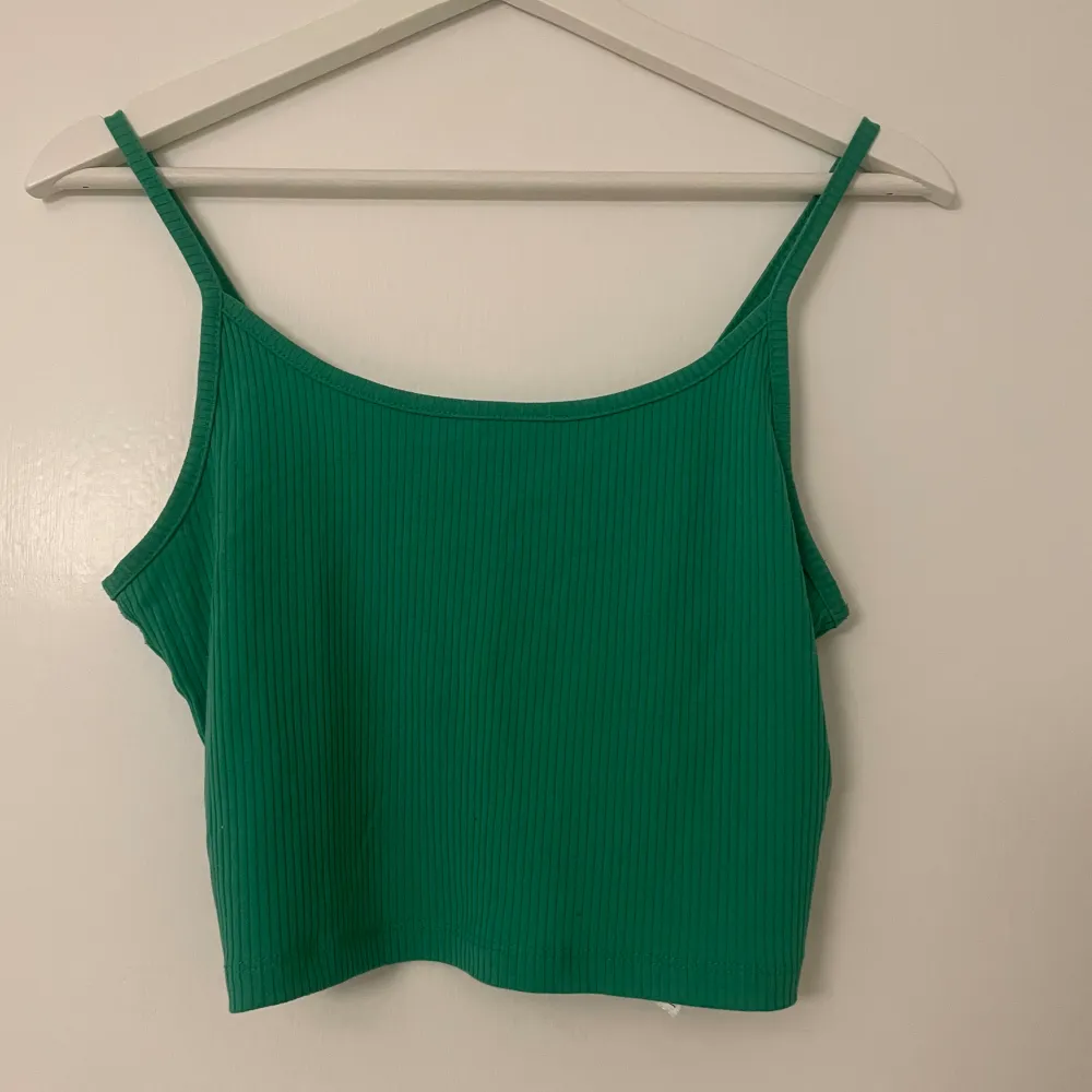 Säljer ett grönt croppat linne från New Yorker då den inte används!❤️ Lite ”Ribbat” med tunna band. *Tvättas alltid*. Toppar.