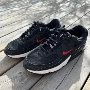Nike air Max 90 Svarta med röda detaljer.  Väl använda men ändå i gott skick. Skorna är tvättade.  Slitage bak på sulan. 