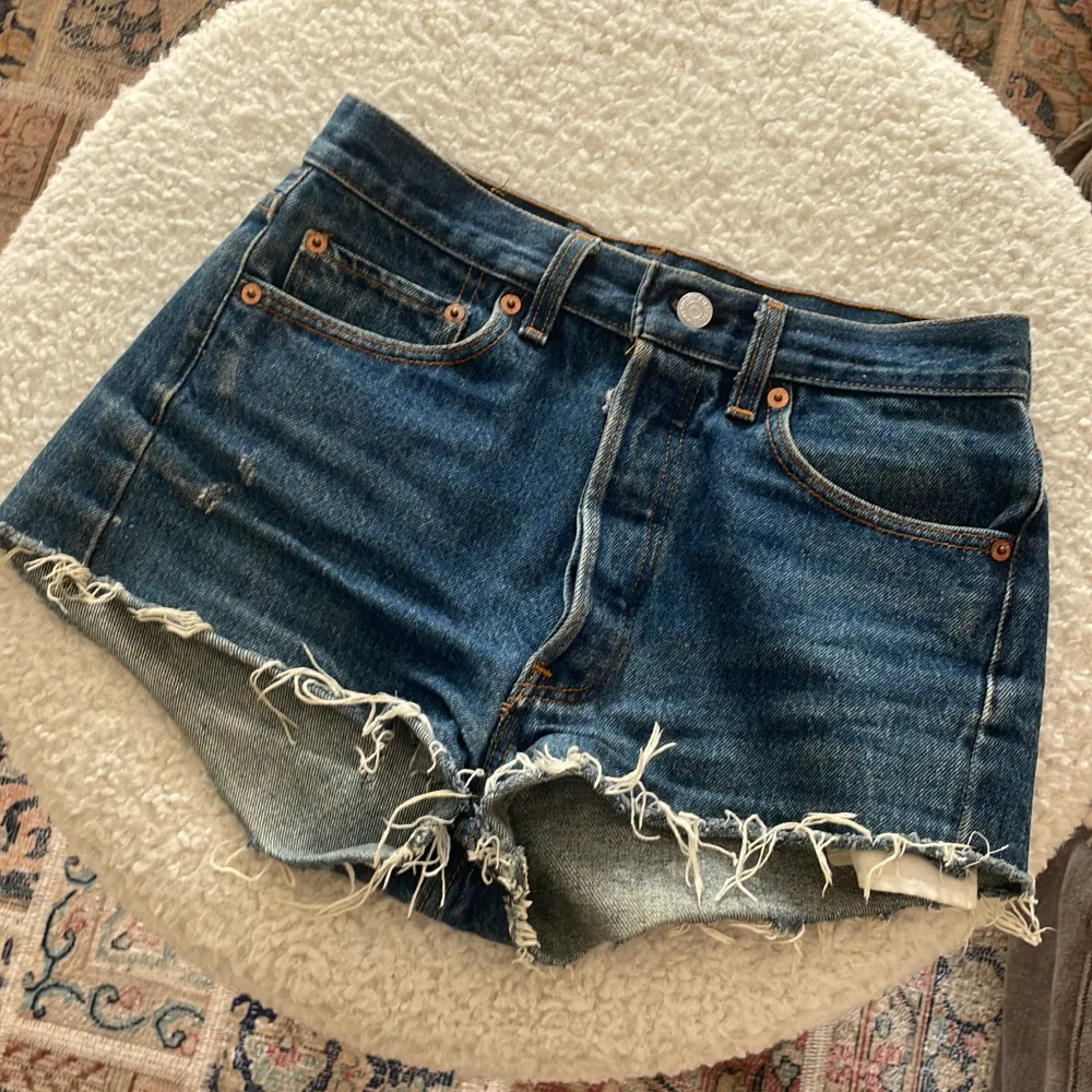 Levis 501xx vintage shorts  Står W29 på dem, men det stämmer ej, jag är en W26 och skulle säga att det passar XS-S beroende på bilen fit man vill ha Snygga denim-blå färg . Shorts.