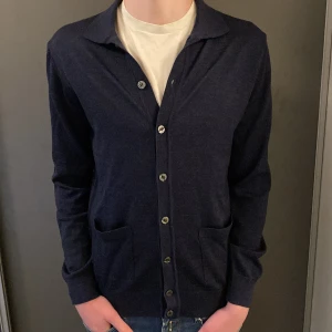 Oscar Jacobson Kofta - Säljer nu denna sköna Oscar Jacobson cardigan i ett perfekt skick! (100% merinoull)! Storleken är M men kan passa S med! Nypris ligger på ca 2000kr❌ mitt pris endast 449kr✅ Hör av dig vid minsta lilla fundering 😊😊