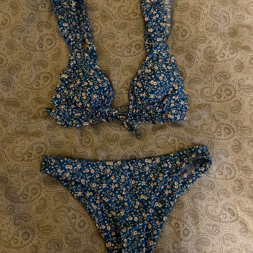 Säljer min blåa och blommiga bikini från shein i storlek S. Bikinin har sällan använts och är i toppskick. Pris kan diskuteras💕. Övrigt.