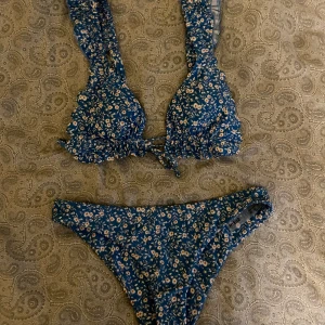 Söt bikini  - Säljer min blåa och blommiga bikini från shein i storlek S. Bikinin har sällan använts och är i toppskick. Pris kan diskuteras💕