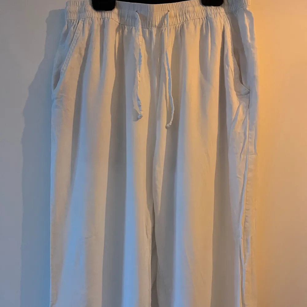 Vita linne byxor från lager 157. Använda få tal gånger. Säljer pågrund av för små. Hör av er om ni vill ha fler bilder . Jeans & Byxor.