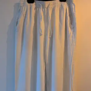 Vita linne byxor från lager 157. Använda få tal gånger. Säljer pågrund av för små.