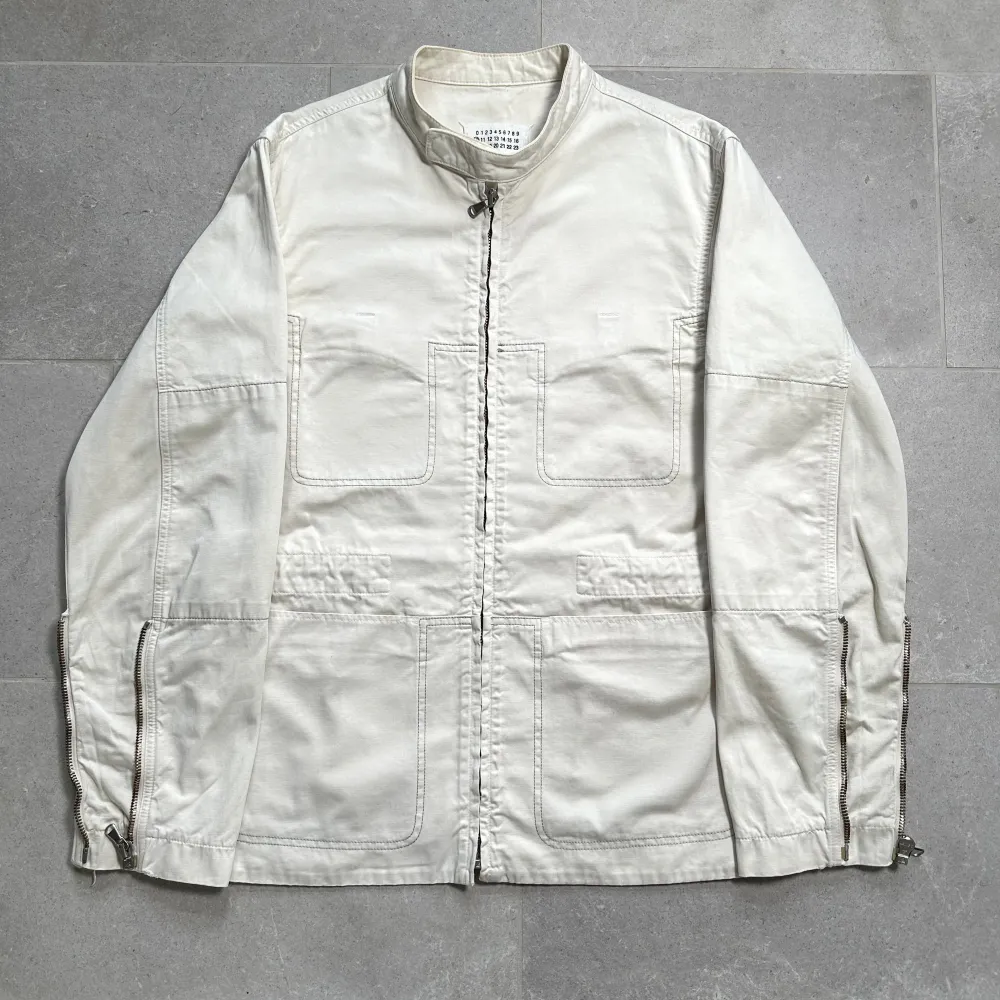 Off white färgad bomulls jacka i moto-jacket stil från Martin Margielas SS2004 kollektion. I fint skick men med lite slitage vid ärmsluten. . Jackor.