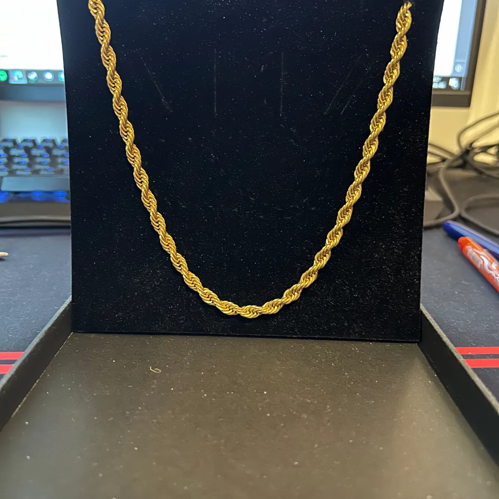 Säljer guldpläterad cordell halsband 55 cm 6 mm. Pris kan diskuteras vid snabb affär. Accessoarer.