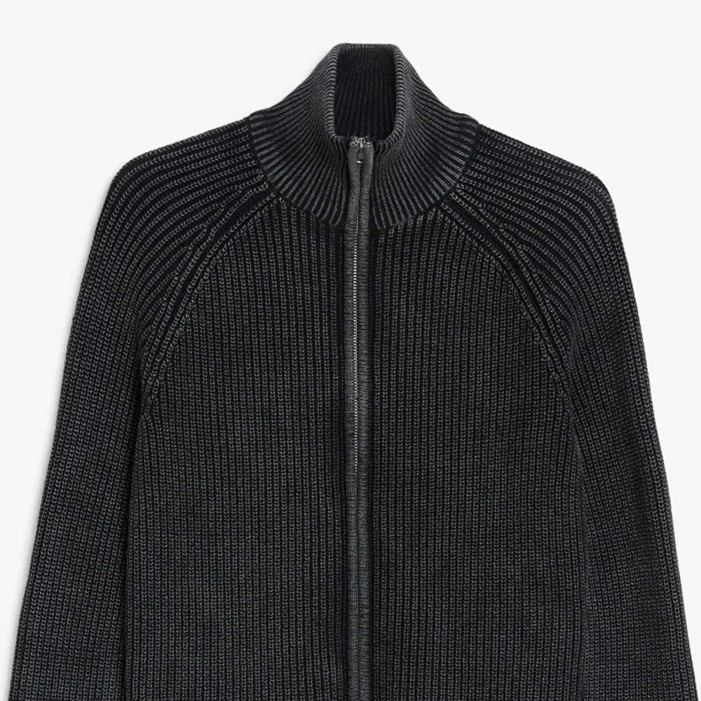 Grå/svart stickad zip-tröja från monki, knappt använd, strl M (passar även xs & s), slutsåld på hemsidan. Tröjor & Koftor.