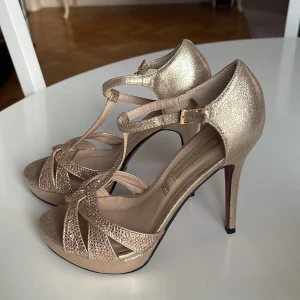 Klackskor  - Använt en gång. Superfina till studenten eller fester.