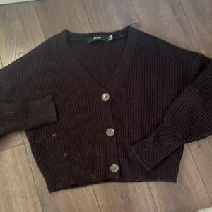 Stickad tröja med knappar från Vero moda i storlek Xs, ny pris 300kr 