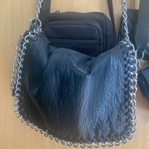 Väska - Säljer för har aldrig andvänt denna , är från tiamo:) Priset är prutbart