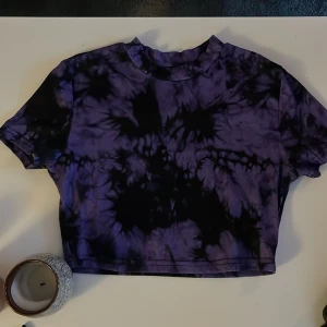 Topp - Helt ny, var för liten för mig.