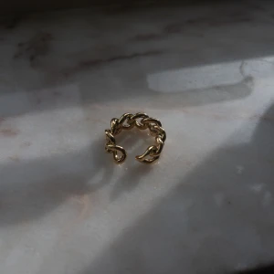 Ring från yomie💕 - Yomie har fina kvalitativa prisvärda ringar som endast kostar 119kr 💕 Alla är vattentäta och gjorda av rostfritt stål 💛 Ringarna orsakar alltså inga utslag 💕Denna ring är justerbar & i färgen guld 💛 För fler frågor/bilder skicka ett meddelande💕