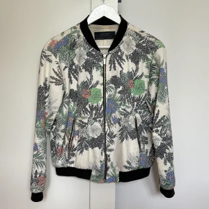 Jacka från Zara - Fin mönstrad jacka från Zara i storlek S. Skick 9/10. 