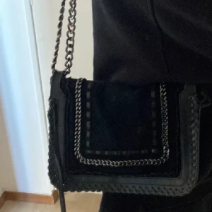 Fin väska  - Säljer denna fina väska från zara. Passar till allt speciellt nu till våren. Får plats med det viktigaste. Skitsnygg 💕 lite rost men inget som märks 