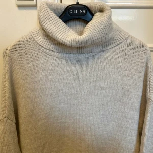 Vit stickad tröja med krage - Superskön och mjukt stickad benvit tröja som tyvärr inte kommer till användning längre. Hög krage som kan vikas ner på olika sätt. Fråga gärna om fler bilder, pris kan diskuteras! Använd gärna köp nu☺️