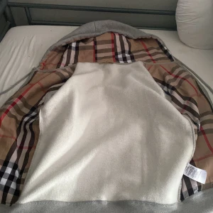 Grå burberry zip storlek s  - Jätte bra skick , perfekt för sommarkvällar och nu under våren storlek s