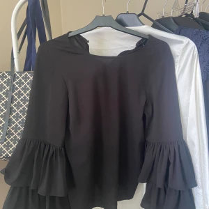 Blus  - Jättefin blus från vero Moda som tyvärr inte kommit till användning. Den sitter så fint och passar till allt!!❣️