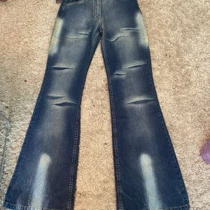 Bootcut jeans - Vintage utsvängda jeans med en tie dye effekt. Super coola y2k stil jeans i luftigt jeans tyg. De är helt nya med prislapp. Mått: midja= 35 cm. Innerbenslängd= 80 cm