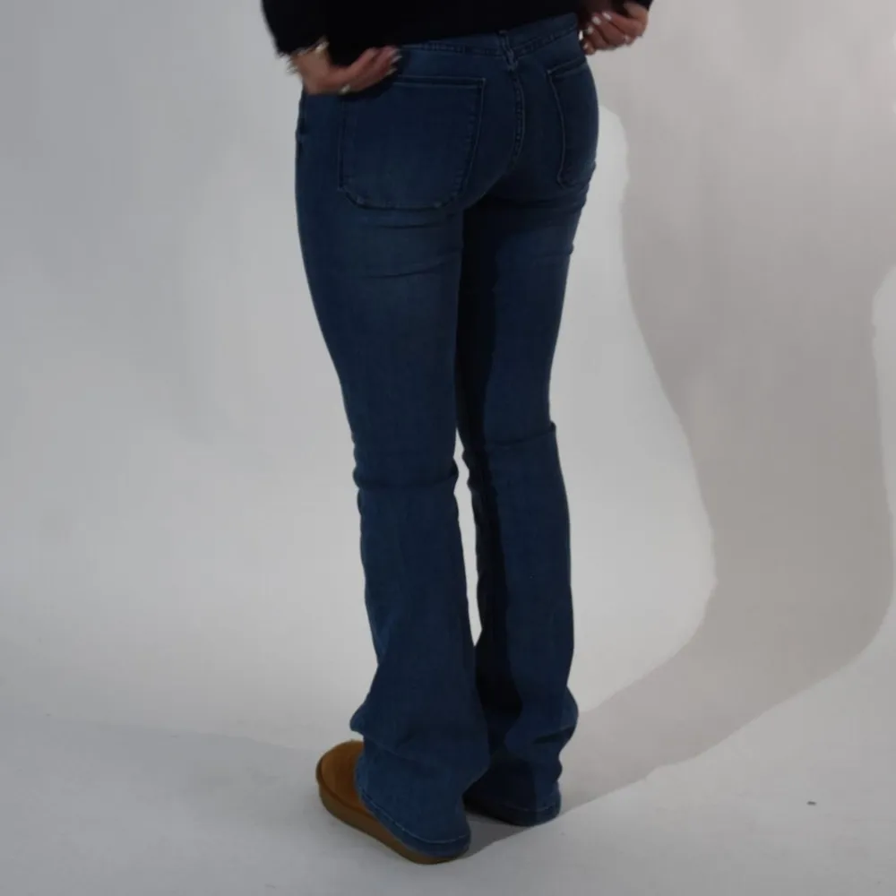 Modellen bär i vanliga fall S och är 160 cm lång . Jeans & Byxor.