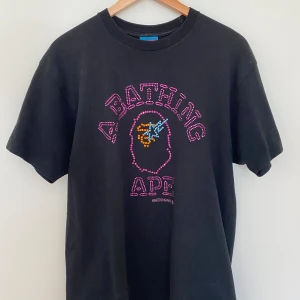 Bape x Swarowski - 2006 BAPE X Swarowski College Tee. sz L. Superfint skick, saknar inga stenar. Tecken på användning i kragen.  Endast bud. 