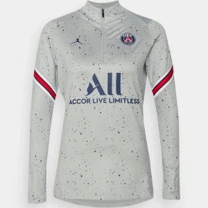 Paris Saint Germain tröja - Äkta PSG X Jordan tröja köpt på Zalando men är slutsåld. Använd fåtal gånger, ca 5. Är i nyskick och har inga tecken på användaning NYPRIS 649 säljer för 375 , pris kan diskuteras!!💞