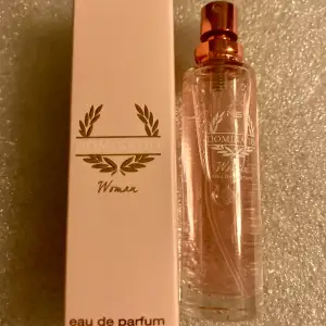 Ny oanvänd i förpackning Eu De Parfum 15 ml Dominatio är en doft för kvinnor inspirerad av Paco Rabannes Olympea-parfym.  Toppnoterna är präglade av marina dofter, hjärtnoterna är söta med aromer av vanilj och jasmin toppat med en ton av salt. 