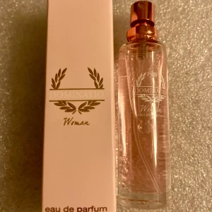 *NY*EDP ”Dominatio Woman”, 15 ml, Fr GN - Ny oanvänd i förpackning Eu De Parfum 15 ml Dominatio är en doft för kvinnor inspirerad av Paco Rabannes Olympea-parfym.  Toppnoterna är präglade av marina dofter, hjärtnoterna är söta med aromer av vanilj och jasmin toppat med en ton av salt. 