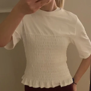 Smockad topp - Smockad topp från h&m 💓 Storlek M, använd typ 2 gånger! sitter tight på mig dom brukar ha S/XS! 💓 200kr 💓