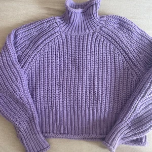 stickad tröja  - Fin tjockare stickad tröja med krage, nyskick, endast använd en gång 