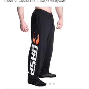 Gasp Sweatpants - Oanvända storlek L, baggy, lite korta på mig (191 cm), nypris 800, säljer för 550 och kan mötas upp i Stockholm. Etikett är kvar.