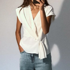 Zara topp - Säljer min helt oanvända topp från zara då jag inte får någon användning för den!❣️230kr+frakt