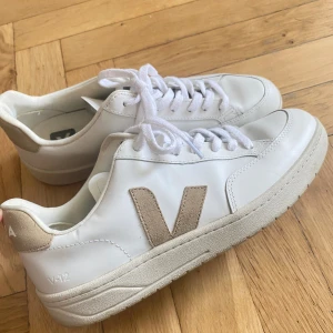 Veja skor  - Hjälper min bror att sälja sina skor från veja, dom är knappt använda och i väldigt gott skick. 