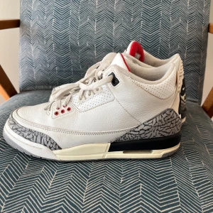 Air Jordan 3 Retro White cement  - Köpta för ca 1 år sedan på restocks, 100% äkta. De är använda men är ändå fräscha. 