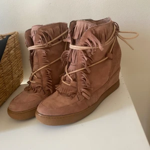 Isabella Marant liknade skor - Liknande till Isabella Marant. Köpta sekond hand. Jätte fint skick och super söta till sommaren. Storlek 39 men passar 38 (jag har 38).