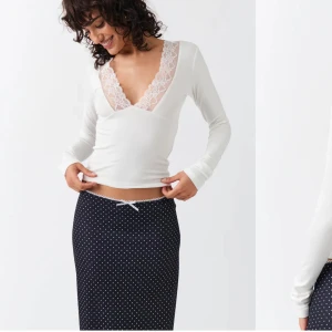 Vit topp från gina tricot  - Säljer denna vita topp, aldrig använd helt ny med prislapp💓i storlek XS, väldigt lik toppen från venderbys.