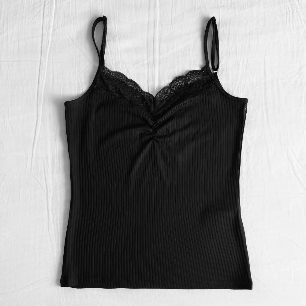 Jättefint svart linne med söta spetsdetaljer från ONLY! 🕷️🖤Storlek M (mjukt stretch) 📏Knappt använt! ✨Köp nu 💌. Toppar.